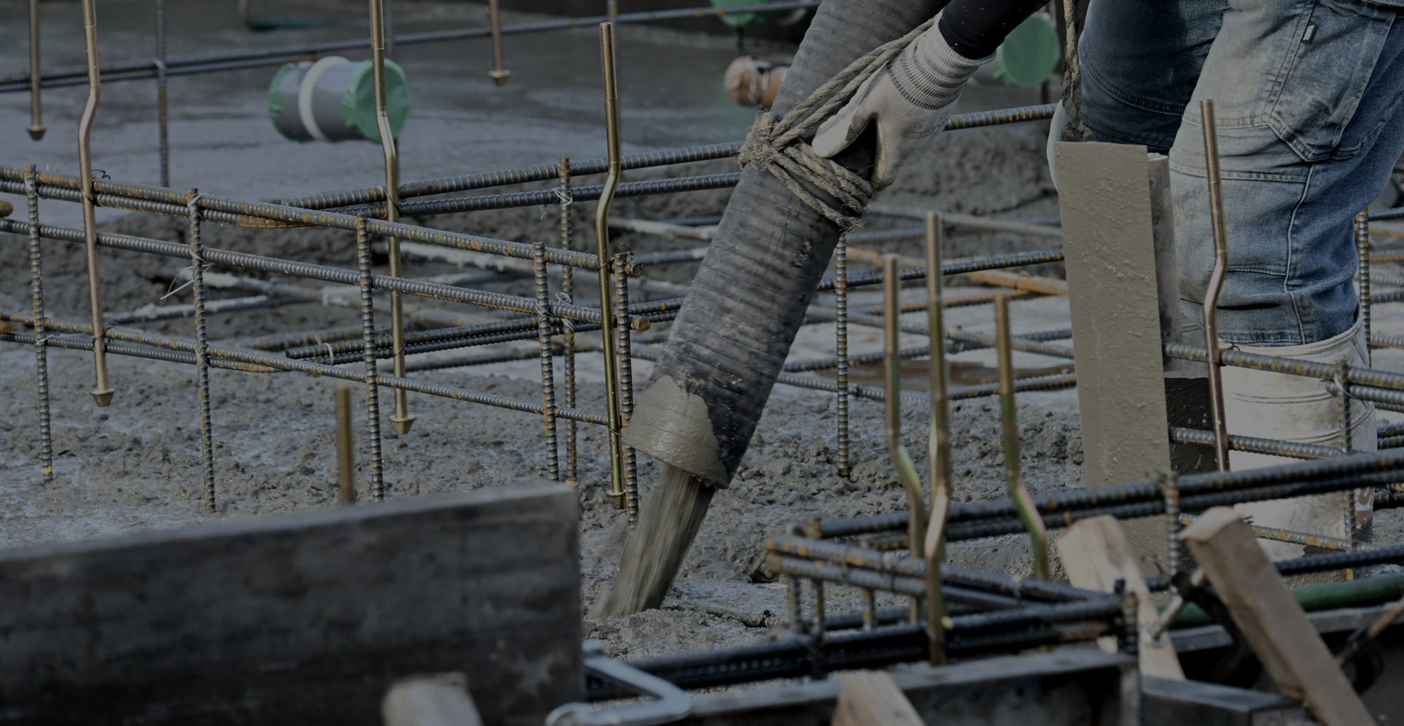 とび・土工工事一式 足場工事・コンクリート打設工事・基礎工事・外構工事など  確かな技術力・豊富な経験で、最高品質の施工をお約束！  迅速・丁寧・安全に、より良い街づくりに貢献します。