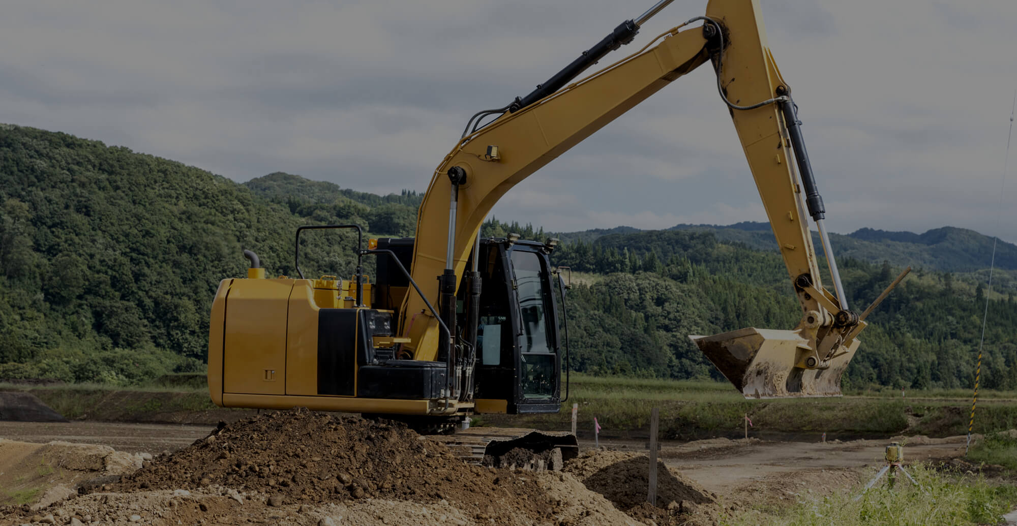 とび・土工工事一式 足場工事・コンクリート打設工事・基礎工事・外構工事など  確かな技術力・豊富な経験で、最高品質の施工をお約束！  迅速・丁寧・安全に、より良い街づくりに貢献します。